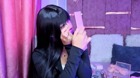 viollettebylyly online show from 11.13.25