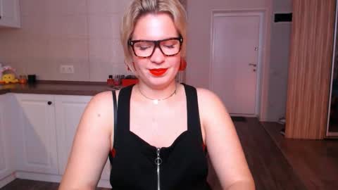 Snapshot of vip_juicy chatting on 09.24.25 VelvettTime online show from 09.24.25