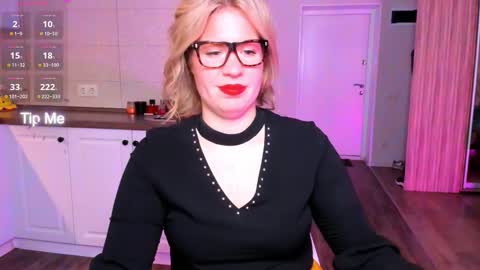 Snapshot of vip_juicy chatting on 10.08.25 VelvettTime online show from 10.08.25