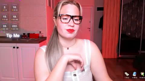 Snapshot of vip_juicy chatting on 10.18.25 VelvettTime online show from 10.18.25