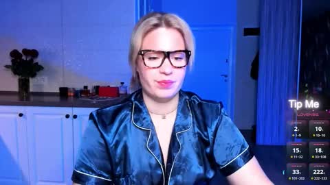 Snapshot of vip_juicy chatting on 10.23.25 VelvettTime online show from 10.23.25