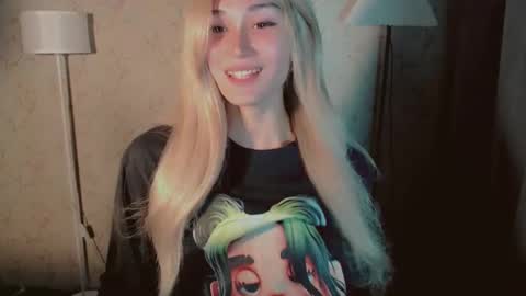 Snapshot of virgenpearl chatting on 10.28.25 Pearl online show from 10.28.25