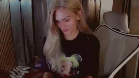 Snapshot of virgenpearl chatting on 10.28.25 Pearl online show from 10.28.25