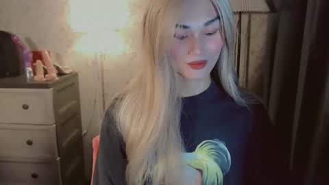 Snapshot of virgenpearl chatting on 11.10.25 Pearl online show from 11.10.25