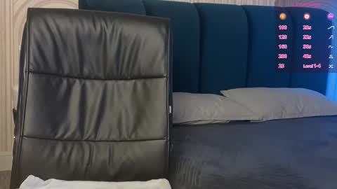 Snapshot of vivian_evans_ chatting on 10.16.25 Vivian Evans online show from 10.16.25