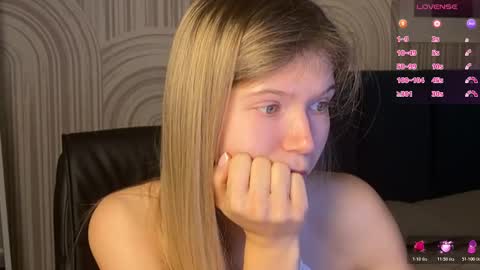 Snapshot of vivian_evans_ chatting on 10.24.25 Vivian Evans online show from 10.24.25