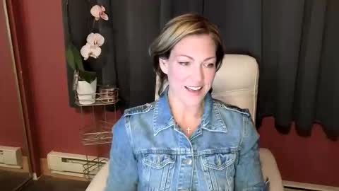 Snapshot of vivianluxe chatting on 10.27.25 VivianLuxe online show from 10.27.25