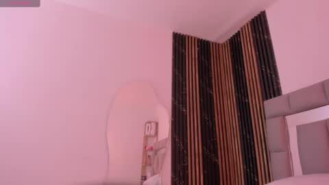 Snapshot of vivianne_scott chatting on 10.16.25 Vivi online show from 10.16.25