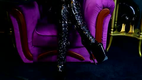 Snapshot of vivianreeve chatting on 10.30.25 Vivian Reeve online show from 10.30.25