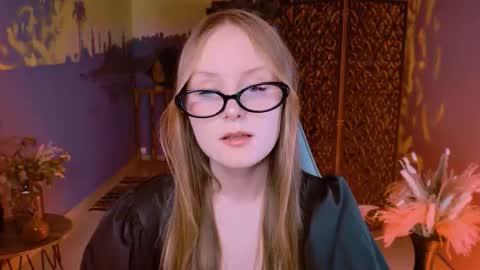 Snapshot of vivienleeigh chatting on 09.24.25 Vivien online show from 09.24.25