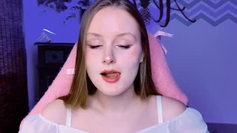 Snapshot of vivienleeigh chatting on 10.05.25 Vivien online show from 10.05.25