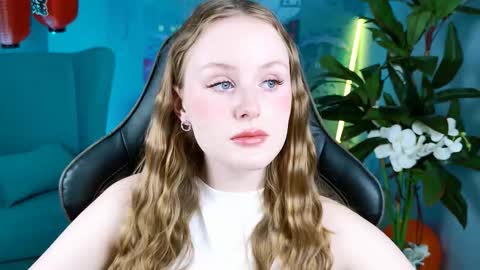 Snapshot of vivienleeigh chatting on 11.04.25 Vivien online show from 11.04.25