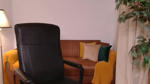 Vivienne online show from 10.15.25