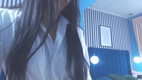 Vivian  online show from 02.20.26