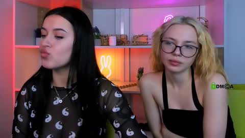 Snapshot of vivy_star chatting on 11.15.25 vivy_star online show from 11.15.25