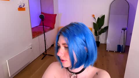 Polly  Online mostly at 9pm-2am UK Time online show from 03.04.25