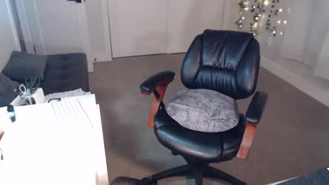 Snapshot of vonbixxx chatting on 02.19.25 Von B online show from 02.19.25