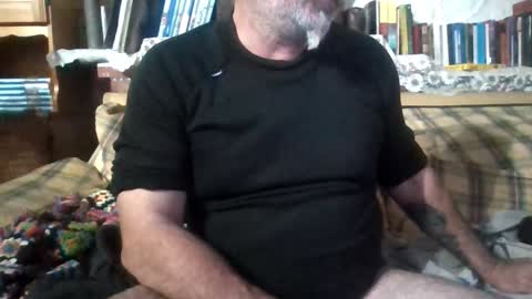 Snapshot of vuda77 chatting on 12.25.24 oscar online show from 12.25.24