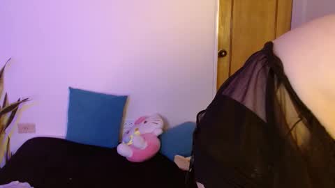 Snapshot of w_kittycat chatting on 10.13.25 kitty SUPORT ME AND MY BABY SINGLE MOMY online show from 10.13.25