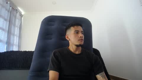 Snapshot of wade_wil chatting on 01.04.25 wade and antonella online show from 01.04.25