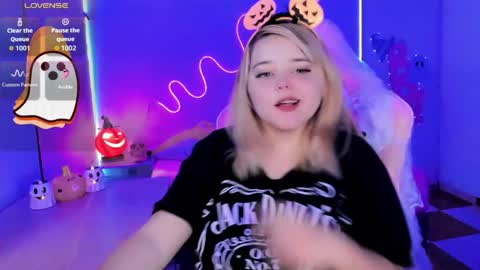 Snapshot of waifumochi_chan chatting on 10.17.25 online show from 10.17.25