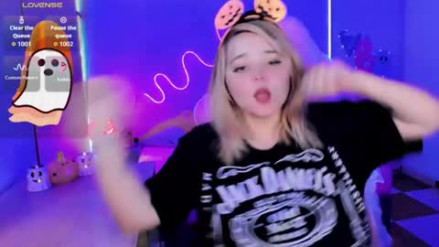 Snapshot of waifumochi_chan chatting on 10.19.25 online show from 10.19.25