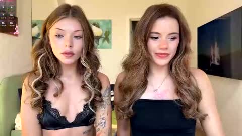 Snapshot of waki_lucky chatting on 10.19.25 Mia online show from 10.19.25