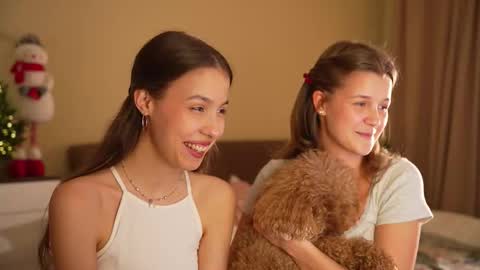 Snapshot of wanda_robinson chatting on 12.20.25 Wendy. Hello Honeys Ill see you 2nd 5th 7th this week love you3 online show from 12.20.25