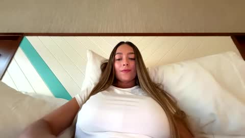 Snapshot of wandathompson_ chatting on 04.23.26 Wanda online show from 04.23.26