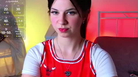 Snapshot of wander_waves chatting on 10.12.25 Wanda online show from 10.12.25