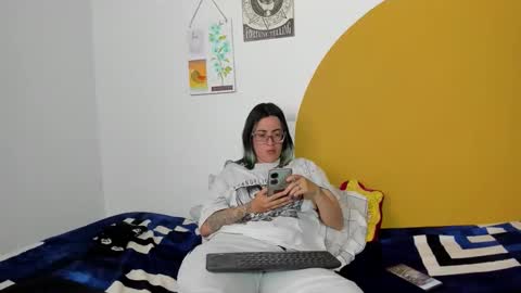 Snapshot of waningrosee chatting on 11.10.25 Waningrose Lu online show from 11.10.25