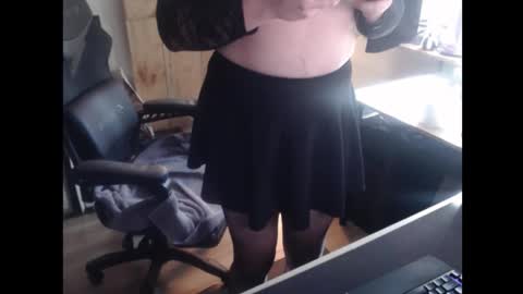 Snapshot of watchmehnnng chatting on 10.22.25 Nicki Rogers online show from 10.22.25