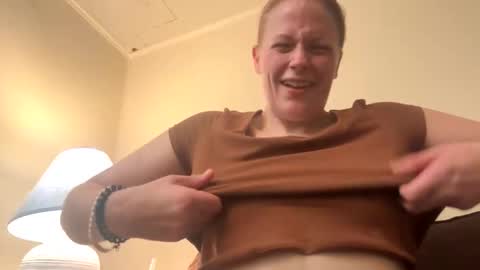 Snapshot of webcumcouple chatting on 05.20.26 HayleyJay online show from 05.20.26