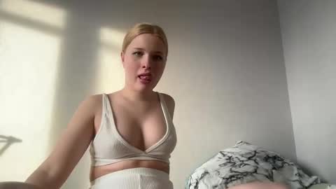 Snapshot of wekittycluby chatting on 02.09.26 kite and joe3 online show from 02.09.26