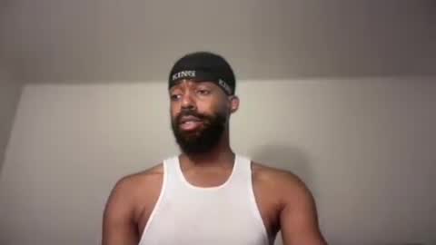 Snapshot of wellpackaged_ chatting on 08.04.26 Langston online show from 08.04.26