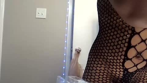 Snapshot of wetkyliecreams chatting on 10.11.25 Kylie online show from 10.11.25