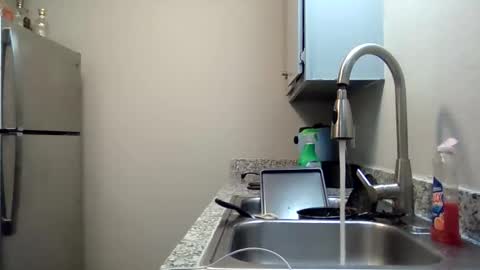 Snapshot of wetkyliecreams chatting on 11.04.25 Kylie online show from 11.04.25