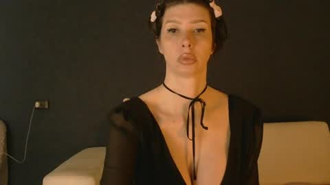 White Queen online show from 05.24.26