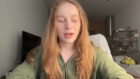 Snapshot of whoisalisa chatting on 09.30.25 Alisa online show from 09.30.25