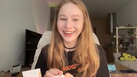 Snapshot of whoisalisa chatting on 10.09.25 Alisa online show from 10.09.25