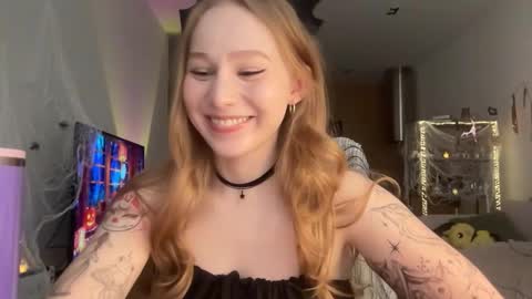 Snapshot of whoisalisa chatting on 10.31.25 Alisa online show from 10.31.25