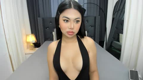 Snapshot of whoss_sofia chatting on 11.18.25 Sofia online show from 11.18.25