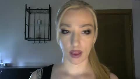 Snapshot of wild_silk_desire chatting on 01.22.25 Alina online show from 01.22.25