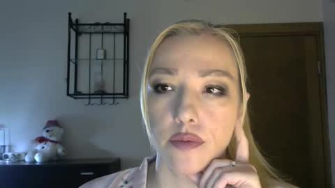 Snapshot of wild_silk_desire chatting on 02.08.25 Alina online show from 02.08.25