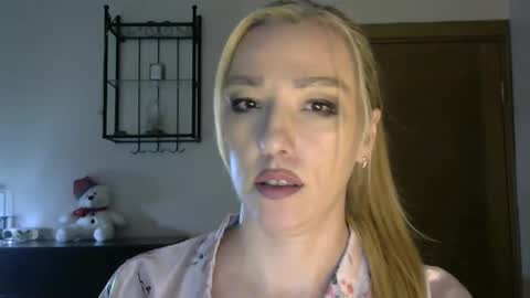 Snapshot of wild_silk_desire chatting on 02.08.25 Alina online show from 02.08.25