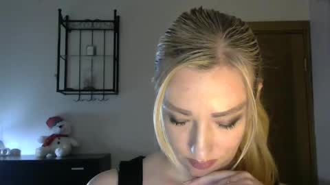 Snapshot of wild_silk_desire chatting on 02.21.25 Alina online show from 02.21.25