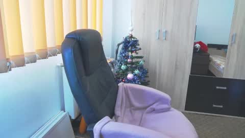 Snapshot of wildbea23 chatting on 12.28.24 Bea online show from 12.28.24