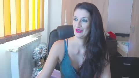 Snapshot of wildbea23 chatting on 01.10.25 Bea online show from 01.10.25