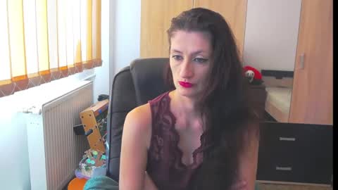 Snapshot of wildbea23 chatting on 02.11.25 Bea online show from 02.11.25