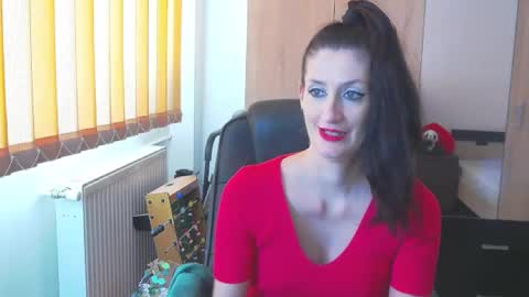 Snapshot of wildbea23 chatting on 02.12.25 Bea online show from 02.12.25